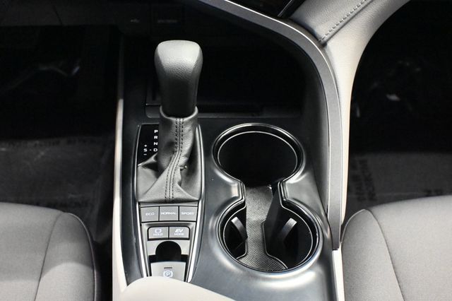 2020 Toyota Camry Hybrid LE - 23097685 - 13