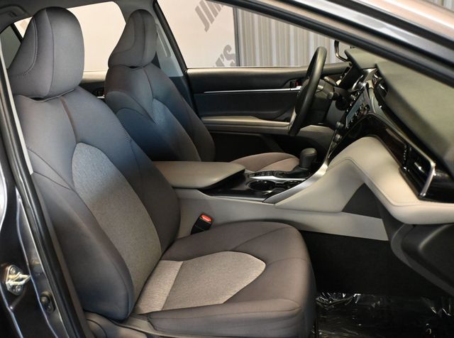 2020 Toyota Camry Hybrid LE - 23097685 - 16