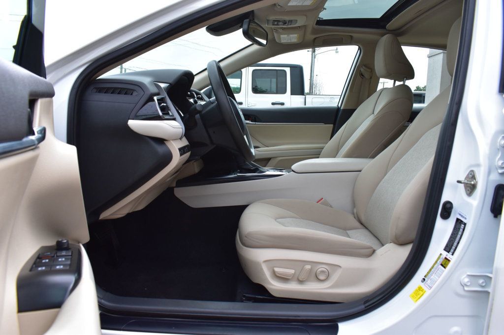 2020 Toyota Camry Hybrid LE CVT - 23059704 - 11