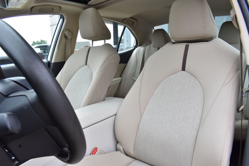 2020 Toyota Camry Hybrid LE CVT - 23059704 - 12