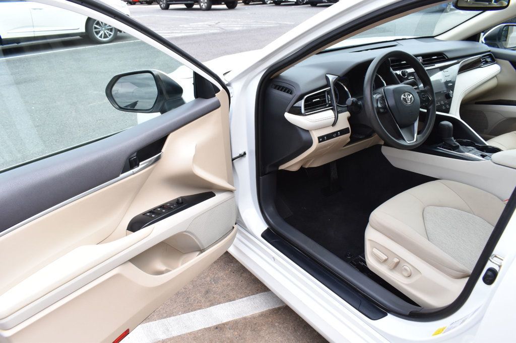 2020 Toyota Camry Hybrid LE CVT - 23059704 - 13