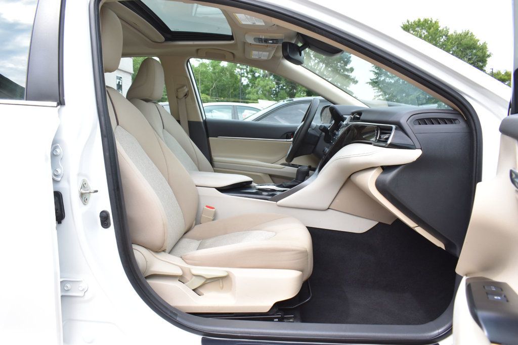 2020 Toyota Camry Hybrid LE CVT - 23059704 - 14