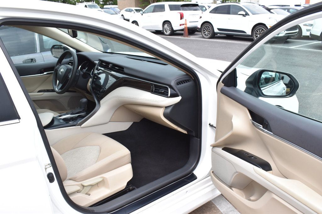 2020 Toyota Camry Hybrid LE CVT - 23059704 - 16