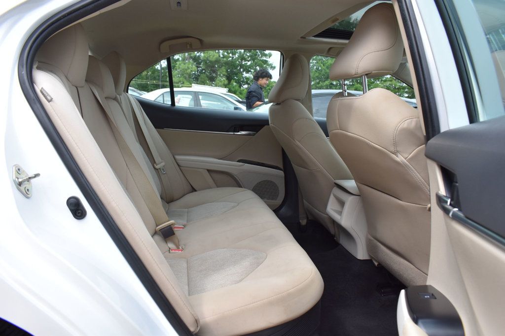 2020 Toyota Camry Hybrid LE CVT - 23059704 - 17