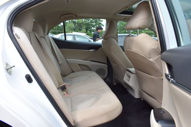 2020 Toyota Camry Hybrid LE CVT - 23059704 - 17