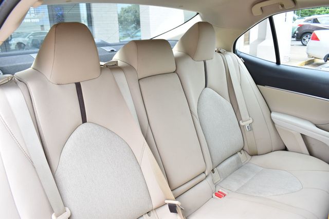 2020 Toyota Camry Hybrid LE CVT - 23059704 - 18