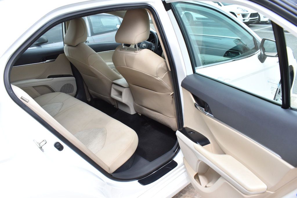 2020 Toyota Camry Hybrid LE CVT - 23059704 - 19