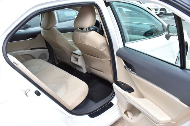 2020 Toyota Camry Hybrid LE CVT - 23059704 - 19