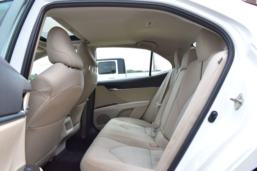 2020 Toyota Camry Hybrid LE CVT - 23059704 - 20