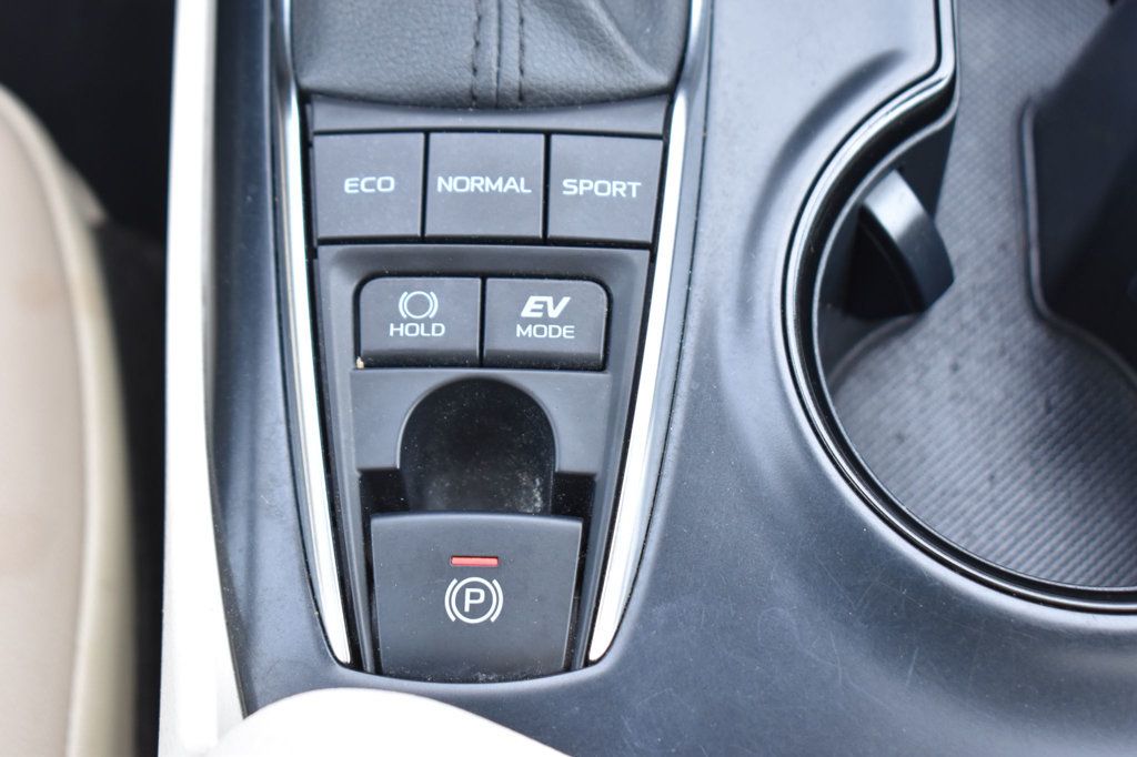 2020 Toyota Camry Hybrid LE CVT - 23059704 - 27