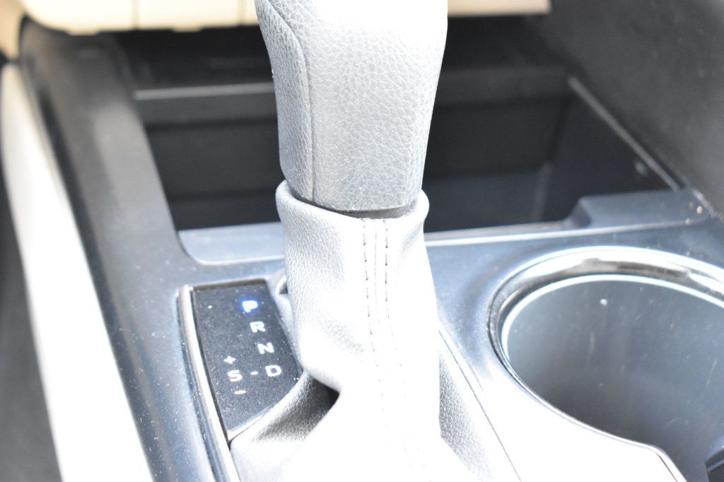 2020 Toyota Camry Hybrid LE CVT - 23059704 - 28
