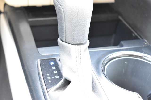 2020 Toyota Camry Hybrid LE CVT - 23059704 - 28
