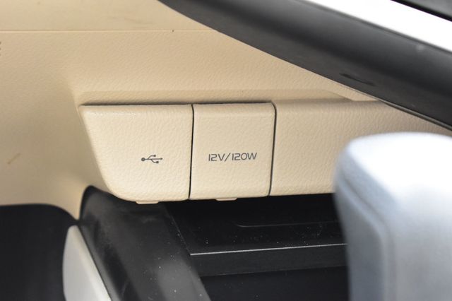 2020 Toyota Camry Hybrid LE CVT - 23059704 - 29