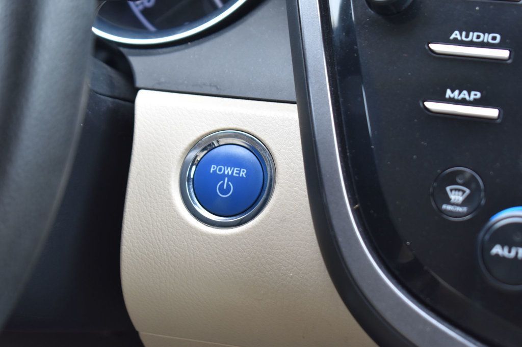 2020 Toyota Camry Hybrid LE CVT - 23059704 - 32