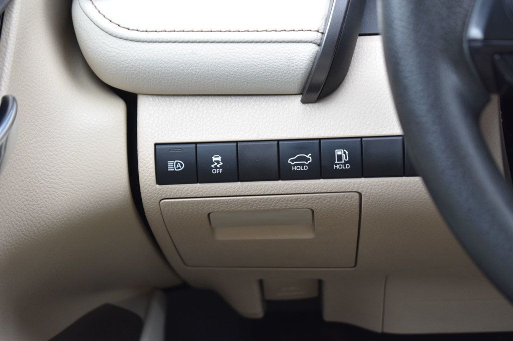 2020 Toyota Camry Hybrid LE CVT - 23059704 - 33