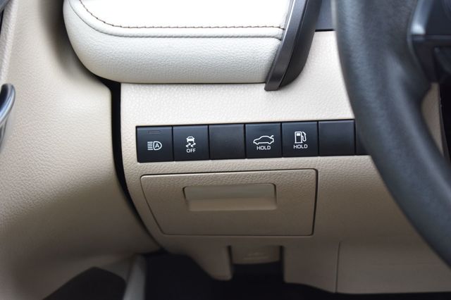 2020 Toyota Camry Hybrid LE CVT - 23059704 - 33