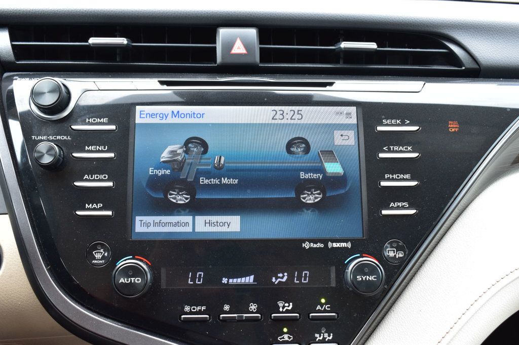2020 Toyota Camry Hybrid LE CVT - 23059704 - 37