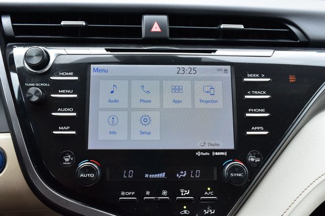 2020 Toyota Camry Hybrid LE CVT - 23059704 - 39