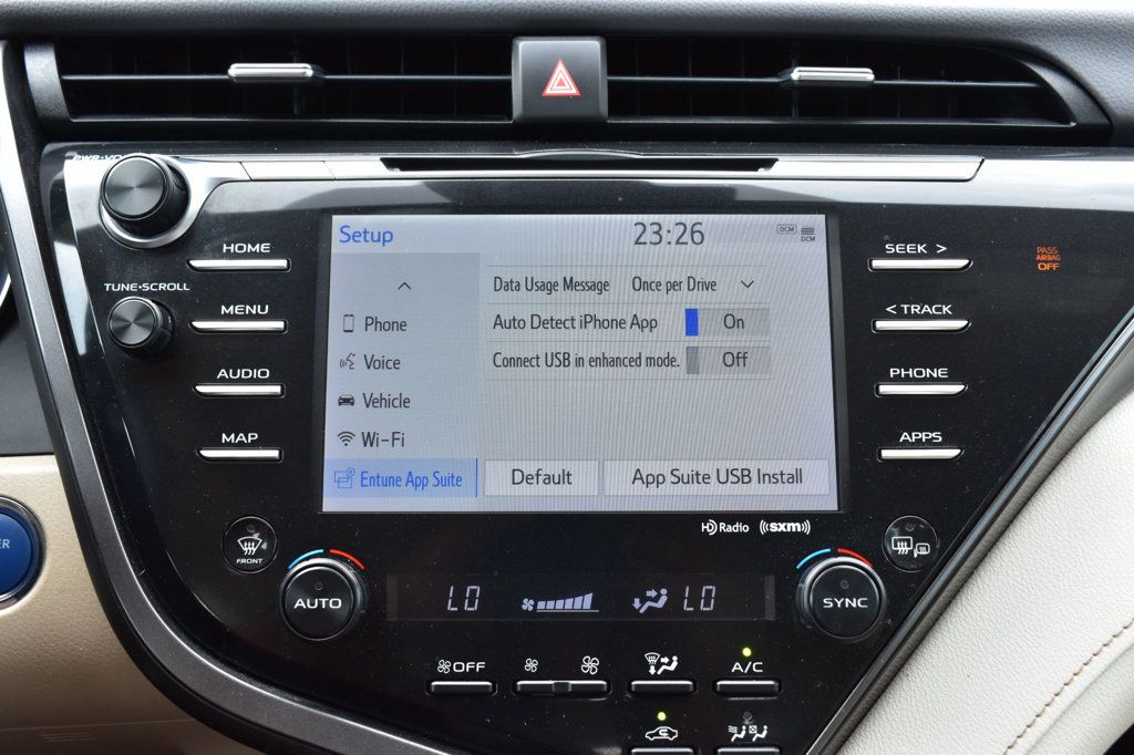 2020 Toyota Camry Hybrid LE CVT - 23059704 - 41