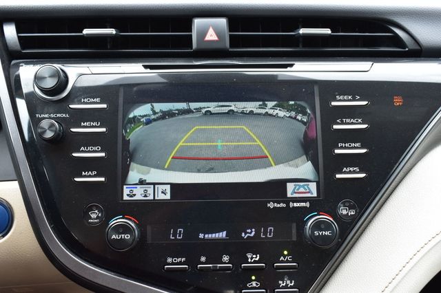 2020 Toyota Camry Hybrid LE CVT - 23059704 - 42