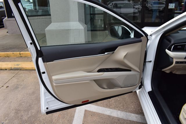 2020 Toyota Camry Hybrid LE CVT - 23059704 - 46