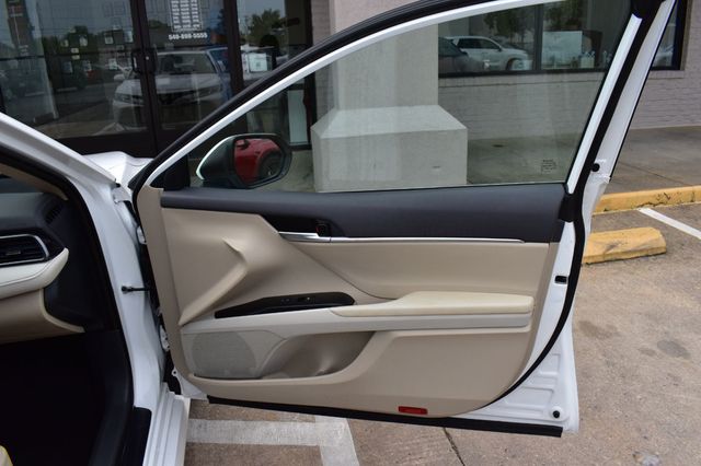 2020 Toyota Camry Hybrid LE CVT - 23059704 - 51