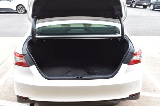 2020 Toyota Camry Hybrid LE CVT - 23059704 - 52