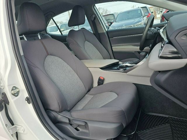 2020 Toyota Camry Hybrid LE CVT - 22946198 - 10