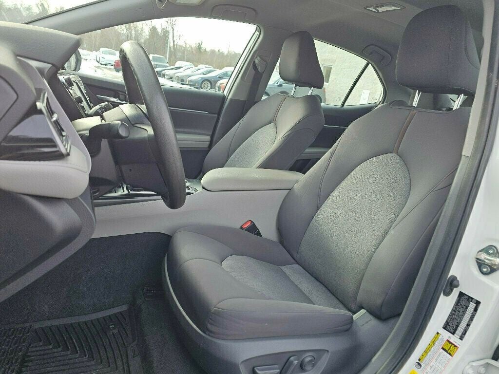 2020 Toyota Camry Hybrid LE CVT - 22946198 - 11