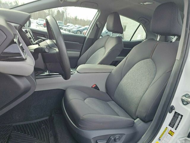 2020 Toyota Camry Hybrid LE CVT - 22946198 - 11