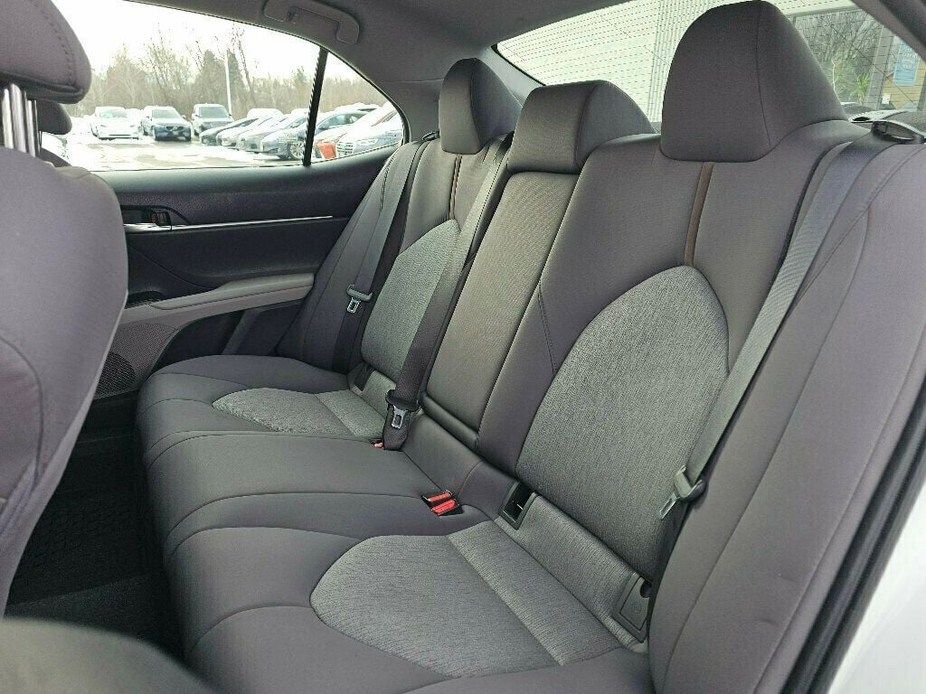 2020 Toyota Camry Hybrid LE CVT - 22946198 - 14