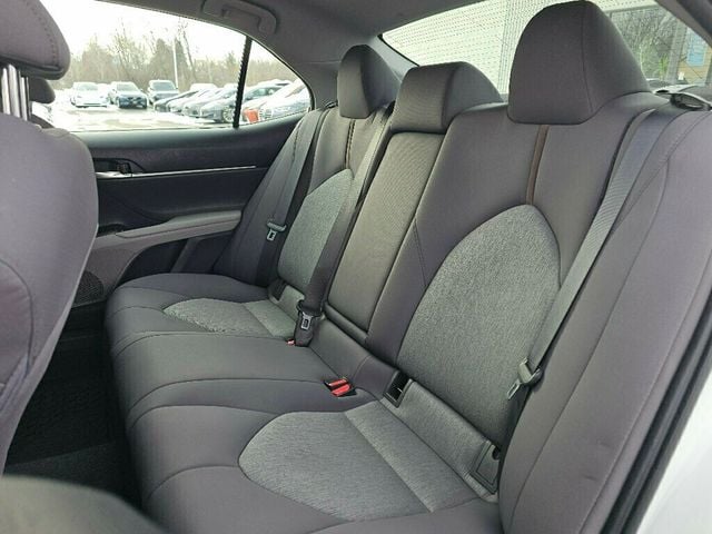 2020 Toyota Camry Hybrid LE CVT - 22946198 - 14