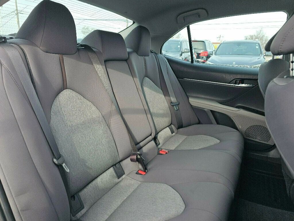 2020 Toyota Camry Hybrid LE CVT - 22946198 - 15