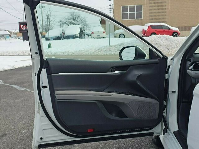 2020 Toyota Camry Hybrid LE CVT - 22946198 - 16