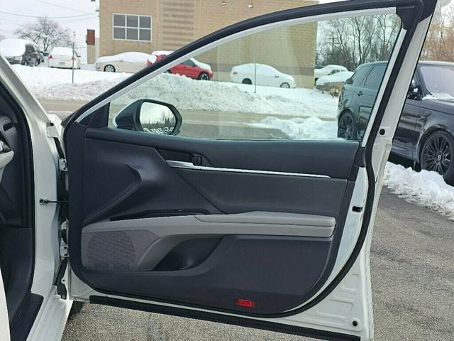 2020 Toyota Camry Hybrid LE CVT - 22946198 - 17