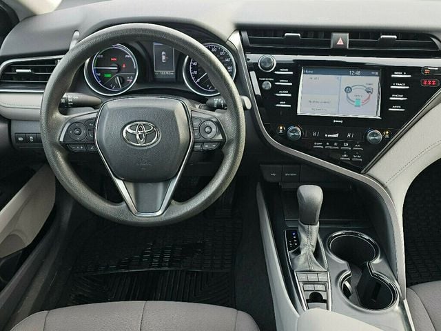 2020 Toyota Camry Hybrid LE CVT - 22946198 - 18