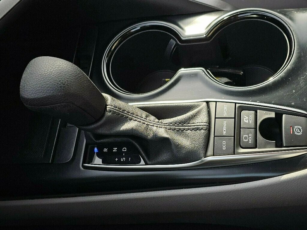 2020 Toyota Camry Hybrid LE CVT - 22946198 - 21