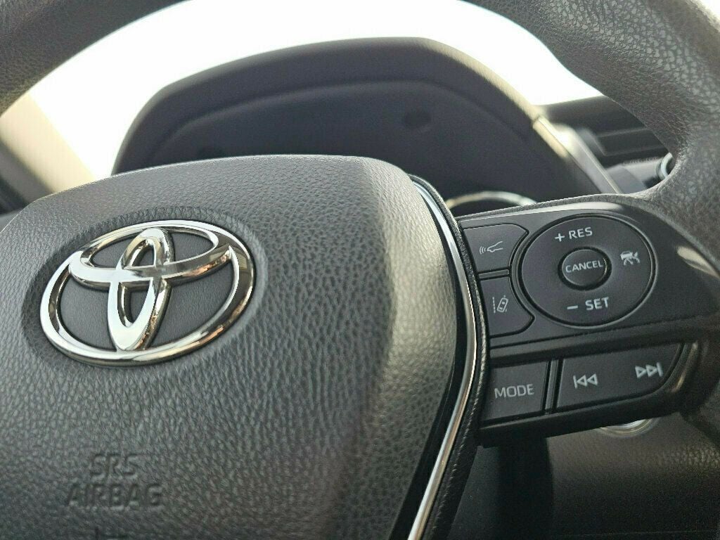 2020 Toyota Camry Hybrid LE CVT - 22946198 - 23