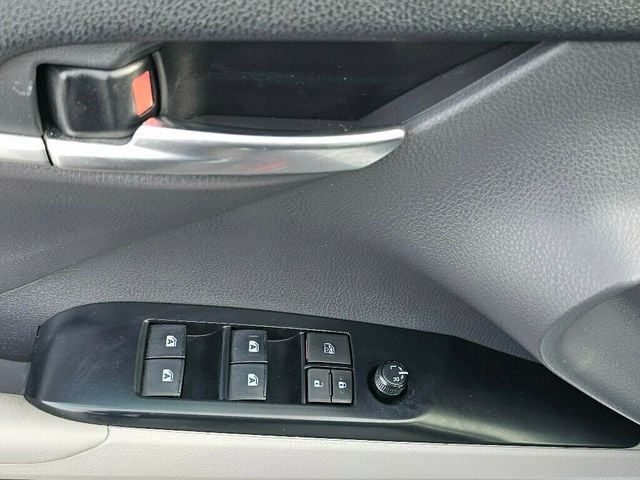 2020 Toyota Camry Hybrid LE CVT - 22946198 - 25
