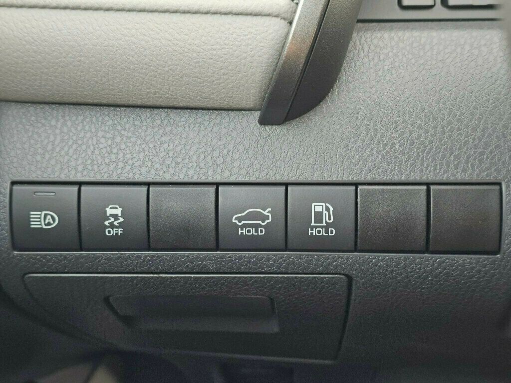 2020 Toyota Camry Hybrid LE CVT - 22946198 - 26
