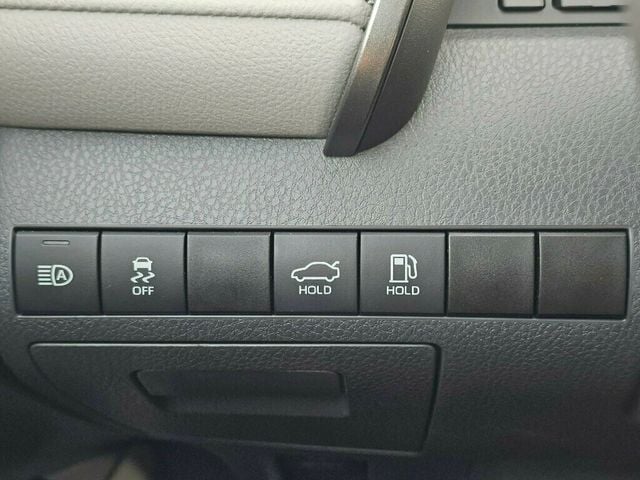 2020 Toyota Camry Hybrid LE CVT - 22946198 - 26