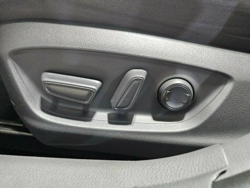 2020 Toyota Camry Hybrid LE CVT - 22946198 - 27