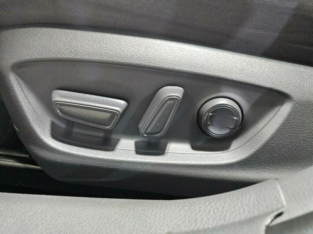 2020 Toyota Camry Hybrid LE CVT - 22946198 - 27