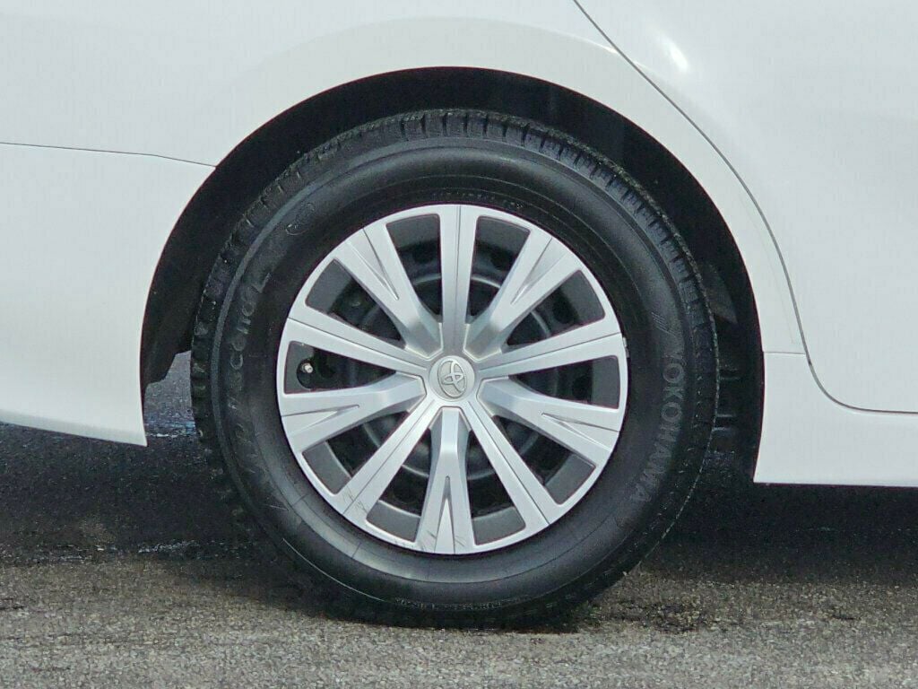 2020 Toyota Camry Hybrid LE CVT - 22946198 - 28