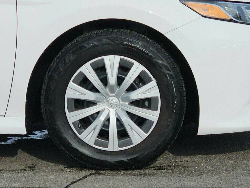 2020 Toyota Camry Hybrid LE CVT - 22946198 - 29