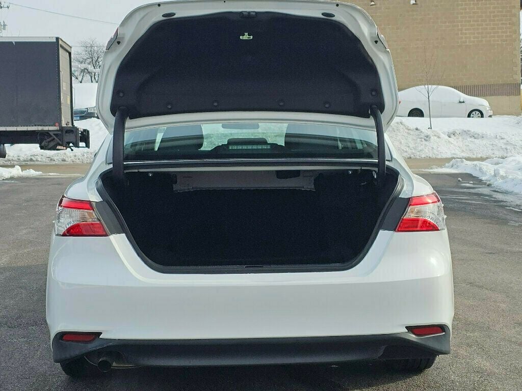 2020 Toyota Camry Hybrid LE CVT - 22946198 - 31