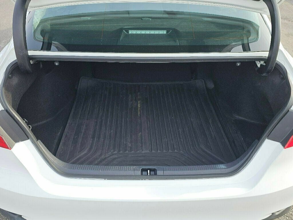 2020 Toyota Camry Hybrid LE CVT - 22946198 - 32