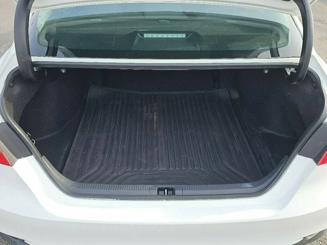 2020 Toyota Camry Hybrid LE CVT - 22946198 - 32