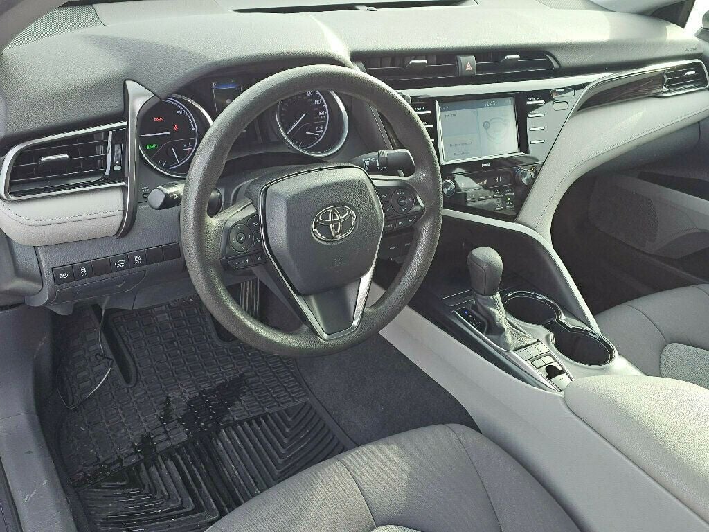 2020 Toyota Camry Hybrid LE CVT - 22946198 - 5
