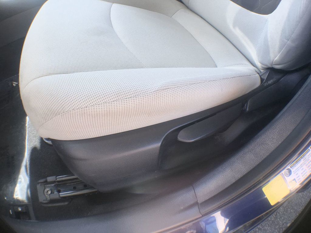 2020 Toyota Corolla LE photo 12
